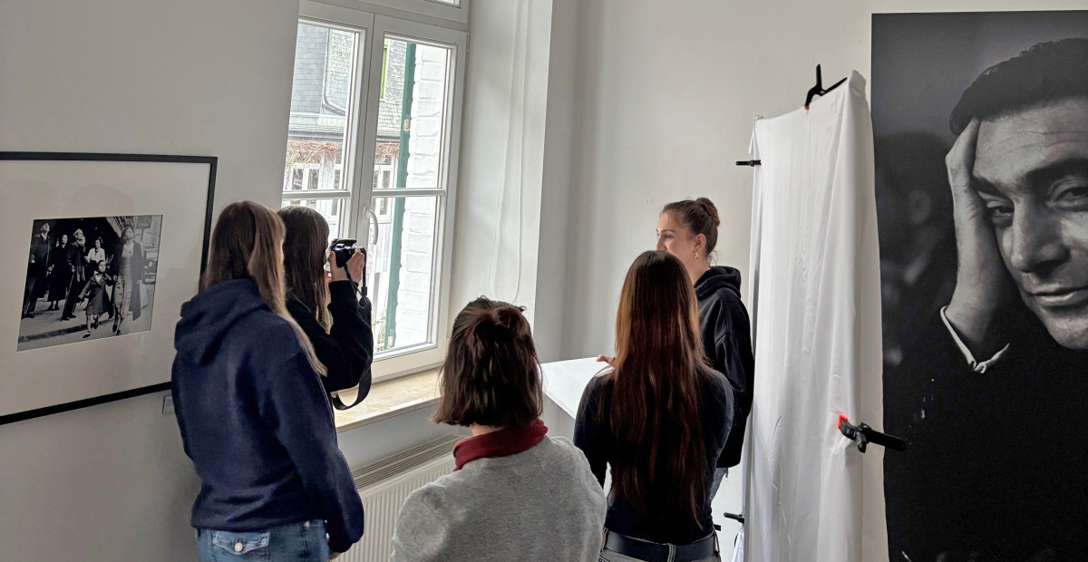 Die Kulturbotschafter_innen der 4. Aachener Gesamtschule haben das Fotografie-Forum und sich näher mit Porträtfotografie auseinandergesetzt. Die Kulturbotschafter_innen der 4. Aachener Gesamtschule haben das Fotografie-Forum und sich näher mit Porträtfotografie auseinandergesetzt.